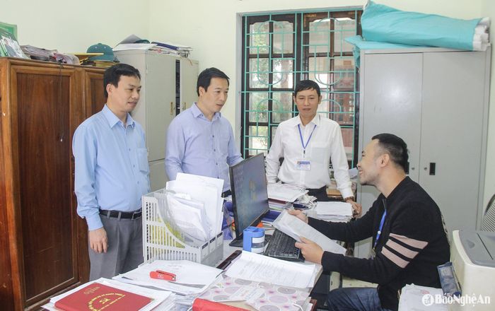 Cán bộ Thị ủy Thái Hòa trao đổi với công chức xã Nghĩa Thuận. Ảnh: Mai Hoa