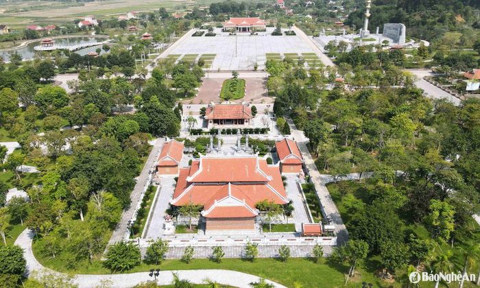 Từng được ví là "tọa độ lửa" trong kháng chiến chống Mỹ - trọng điểm giao thông trên con đường chi viện chiến lược Bắc - Nam, Truông Bồn từng bị máy bay Mỹ ném bom, bắn phá ác liệt. Tại đây, đã có 1.240 cán bộ, chiến sĩ, thanh niên xung phong, dân quân tự vệ và nhân dân hy sinh, trong đó có 13 liệt sĩ thanh niên xung phong thuộc Tiểu đội 2 (Đại đội 317 Thanh niên xung phong Nghệ An). Ngày nay, Khu Di tích lịch sử Truông Bồn đã được xây dựng và tôn tạo khang trang, trở thành “địa chỉ đỏ” giáo dục truyền thống cách mạng cho các thế hệ. Ảnh: Huy Thư