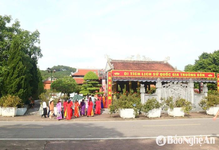 Kỷ niệm 50 năm ngày giải phóng miền Nam, thống nhất đất nước, đồng thời cũng là dịp nghỉ lễ dài ngày, nên du khách khắp mọi miền Tổ Quốc đã chọn Khu Di tích lịch sử Truông Bồn làm điểm đến thăm viếng và tưởng niệm. Ảnh: Huy Thư