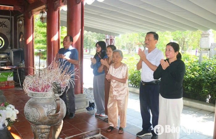 Những ngày này, từ sáng sớm, du khách đã có mặt đông ở Khu Di tích Truông Bồn. Mọi người thành kính dâng hương trước ngôi mộ chung của 13 liệt sĩ thanh niên xung phong. Ảnh: Huy Thư