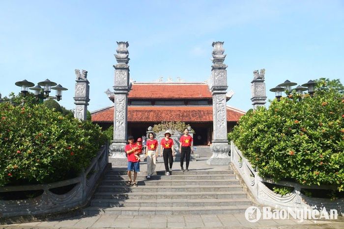 Dịp này, nhiều nhóm khách, đoàn khách đến với Truông Bồn trong trang phục áo đỏ sao vàng, màu cờ Tổ quốc nổi bật trên không gian xanh của Khu Di tích. Ảnh: Huy Thư