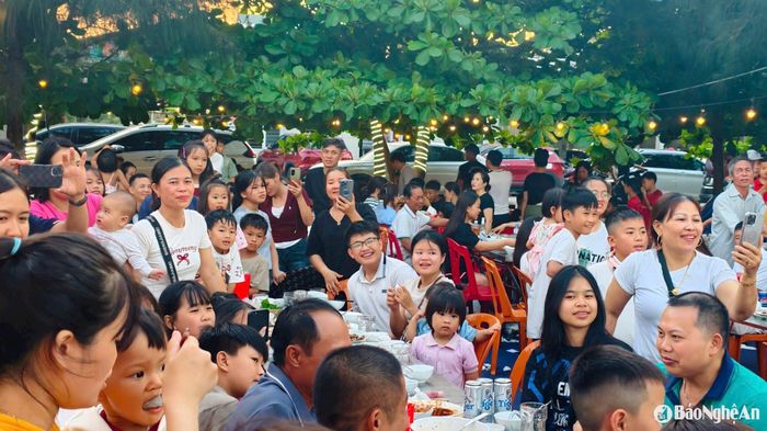 Các nhà hàng ven biển chật kính du khách. Ảnh: Diệp Thanh