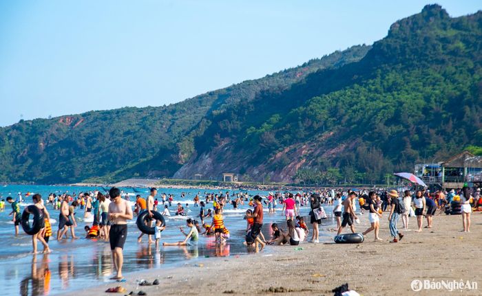 Bãi tắm Quỳnh Nghĩa nhộn nhịp người dân và du khách trong những ngày nắng nóng của kỳ nghỉ lễ. Ai cũng muốn hòa mình vào làn nước mát để giải nhiệt. Ảnh: Minh Quân
