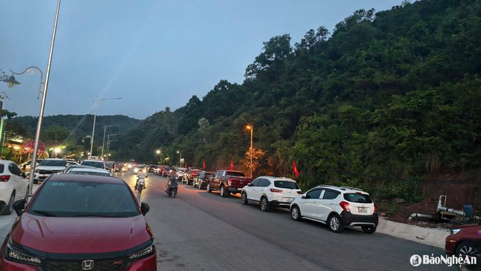 Cách biển Diễn Thành khoảng 10km, bãi biển Cửa Hiền (nằm giữa 2 huyện Diễn Châu và Nghi Lộc) đang ngày càng trở thành điểm hẹn tấp nập của du khách thập phương mỗi kỳ nghỉ hè. Ảnh: Diệp Thanh