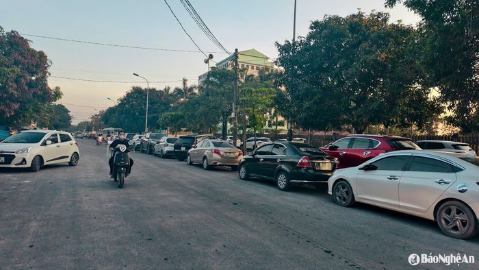 Tại biển Diễn Thành (Diễn Châu), cả một dãy đường dài hàng km dọc theo bãi biển cũng chật kín ô tô. Ảnh: Diệp Thanh