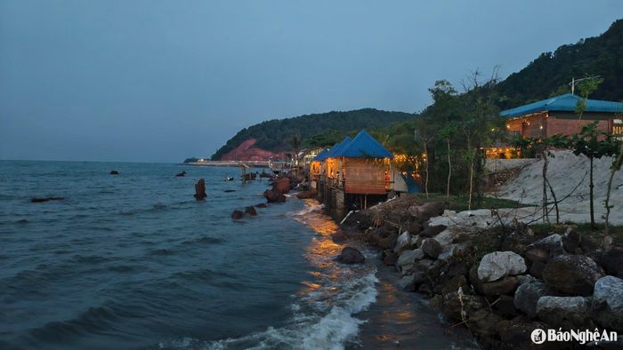 Bên cạnh vẻ đẹp lãng mạn, bãi biển này có ưu điểm hải sản phong phú, giá cả phải chăng. Ảnh: Diệp Thanh