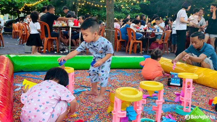 Các em nhỏ có không gian vui chơi đa dạng tại bãi biển Diễn Thành - đây là một ưu điểm lớn của du lịch Diễn Thành năm nay. Ảnh: Diệp Thanh