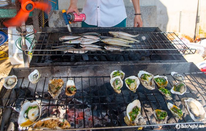 Hải sản tươi sống như hàu, cá nướng... được chế biến tại chỗ, thu hút thực khách thưởng thức hương vị biển cả. Ảnh: Minh Quân