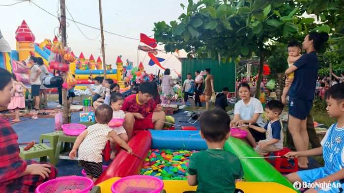 Trò chơi câu cá thu hút sự tham gia của nhiều em nhỏ. Ảnh: Diệp Thanh