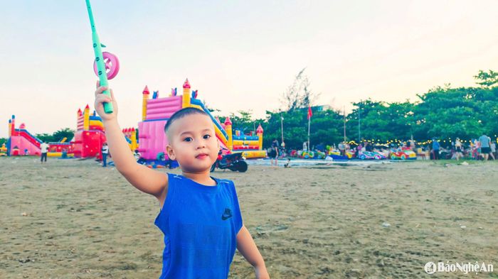 Một em nhỏ chơi đùa trên bãi biển lộng gió. Ảnh: Diệp Thanh