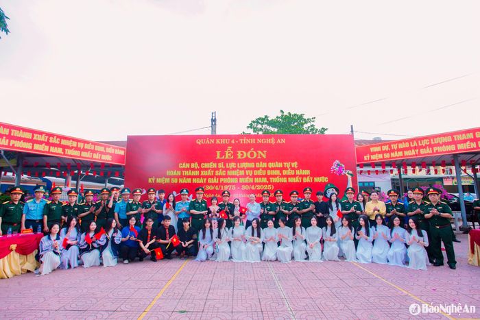 Các đại biểu và người dân chụp ảnh lưu niệm cùng các lực lượng tham gia thực hiện nhiệm vụ diễu binh, diễu hành kỷ niệm 50 năm ngày Giải phóng miền Nam, thống nhất đất nước. Ảnh: Thành Chung