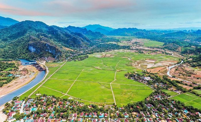 Một góc cánh đồng xã Môn Sơn và thắng cảnh Đập Phà Lài. Ảnh: Thành Cường