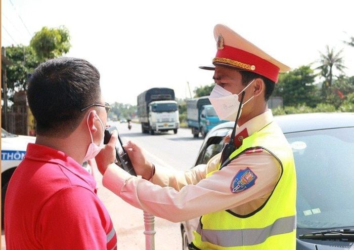 Trạm CSGT Diễn Châu, thuộc Phòng CSGT Công an tỉnh kiểm tra nồng độ cồn trên tuyến Quốc lộ 1A. Ảnh: Đ.C