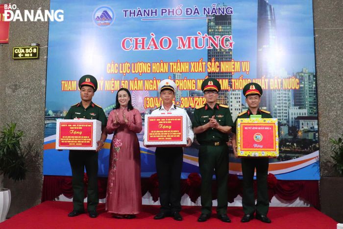 Thành ủy, HĐND, UBND, Ủy ban MTTQ Việt Nam thành phố; Bộ Tư lệnh Quân khu 5 tặng quà lưu niệm cho các lực lượng tham gia diễu binh, diễu hành. Ảnh: KHÁNH NGÂN