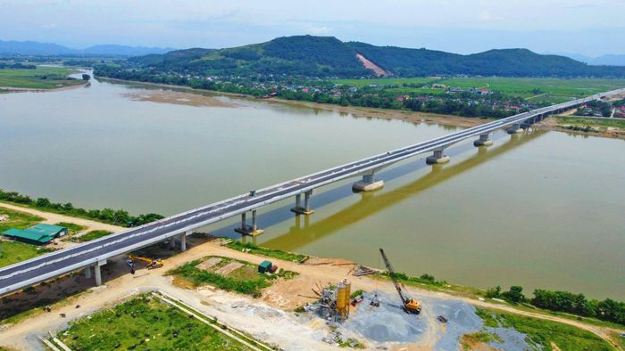 Cầu Hưng Đức là cây cầu dài nhất trên tuyến cao tốc Bắc - Nam hiện nay với chiều dài gần 4,1km bắc qua sông Lam, nối tỉnh Nghệ An với Hà Tĩnh.
