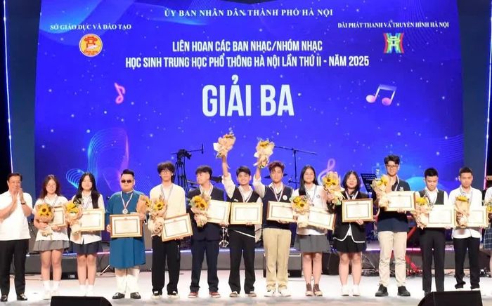Danh Khoa (thứ 4, bên trái) đại diện ban nhạc nhận giải Ba tại liên hoan.