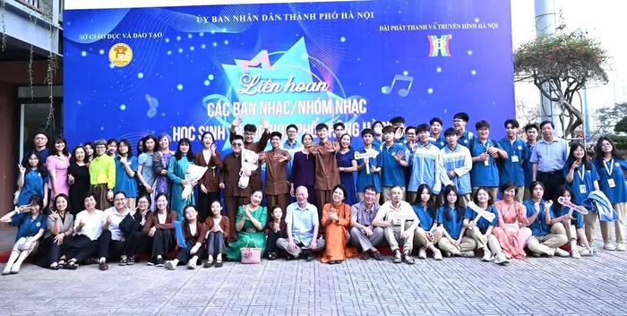 Các nghệ sỹ gạo cội, thầy cô, bạn bè Trường THPT Sóc Sơn chúc mừng Danh Khoa và ban nhạc Tre Xanh.
