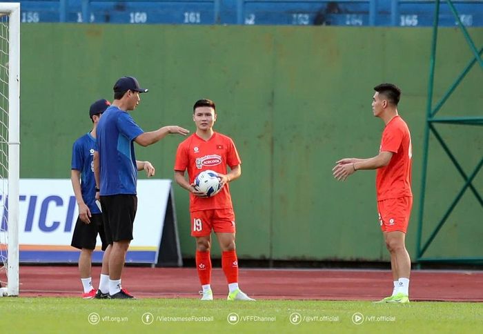 HLV KIm Sang Sik vẫn theo dõi sát phong độ của Tiến Linh. Ảnh: VFF