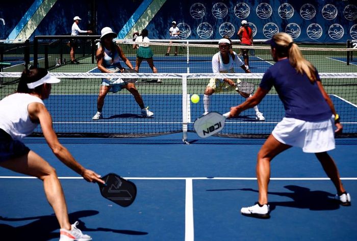 Tốc độ bóng của pickleball thấp hơn so với các môn dùng vợt khác