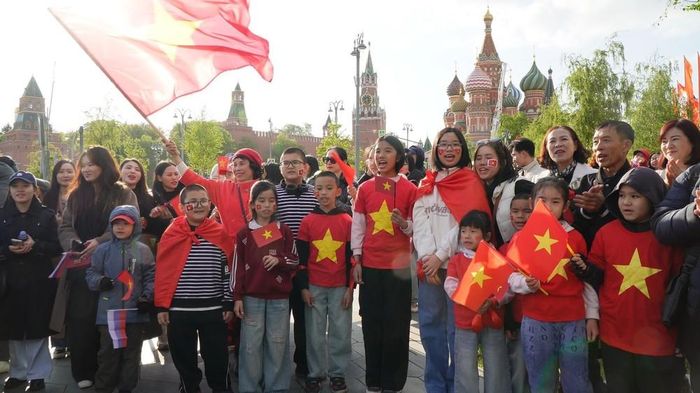 Kiều bào Việt Nam tại LB Nga tập trung chào đón đoàn QĐND Việt Nam trên Quảng trường Đỏ. Ảnh: Tâm Hằng - PV TTXVN tại LB Nga