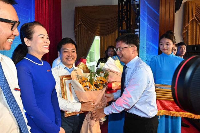 Trưởng Ban Tuyên giáo và Dân vận Thành ủy TPHCM Nguyễn Mạnh Cường trao Bằng khen của Ban Thường vụ Thành ủy TPHCM đến các cá nhân