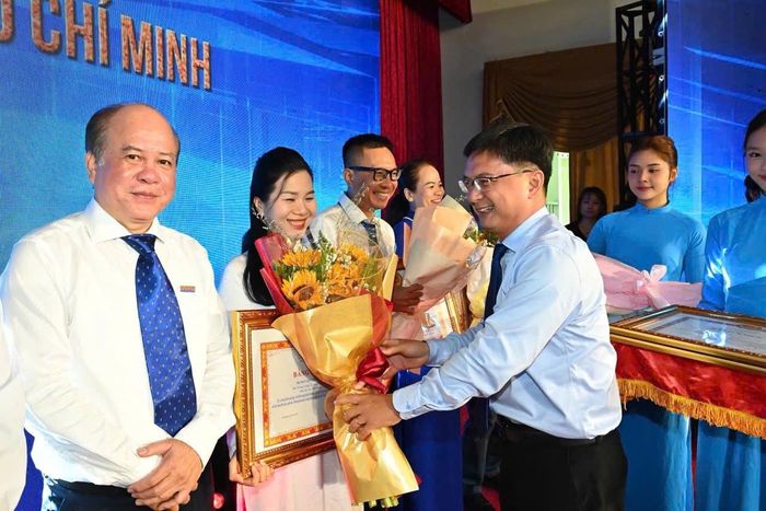 Trưởng Ban Tuyên giáo và Dân vận Thành ủy TPHCM Nguyễn Mạnh Cường trao Bằng khen của Ban Thường vụ Thành ủy TPHCM đến các cá nhân