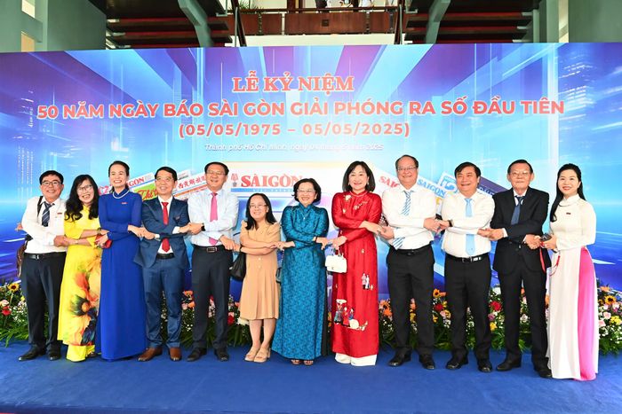 Đại diện Ban Biên tập Báo SGGP cùng các đại biểu dự lễ