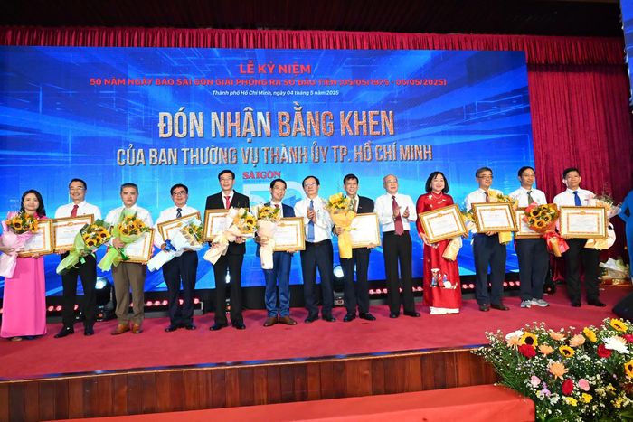 Đồng chí Huỳnh Thành Đạt và đồng chí Phan Nguyễn Như Khuê trao Bằng khen của Ban Thường vụ Thành ủy TPHCM đến các cá nhân