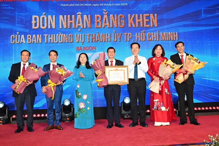 Phó Thủ tướng Mai Văn Chính và Chủ tịch HĐND TPHCM Nguyễn Thị Lệ trao Bằng khen của Ban Thường vụ Thành ủy TPHCM đến tập thể Báo SGGP