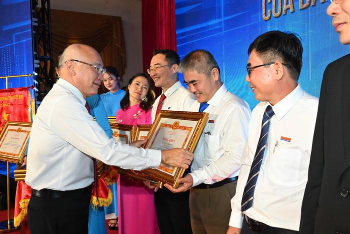Đồng chí Phan Nguyễn Như Khuê trao Bằng khen của Ban Thường vụ Thành ủy TPHCM đến các cá nhân