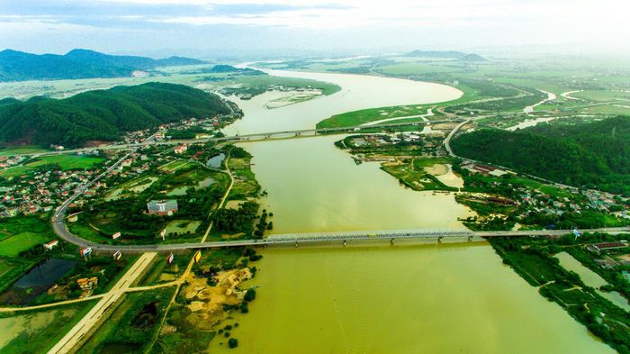 Cầu Bến Thủy nay. Ảnh tư liệu: Sách Nguyễn