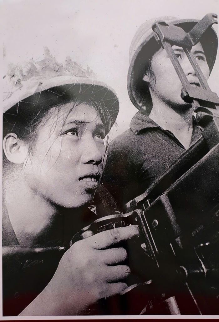 Ngày 25/7/1968, "O dân quân làng Đỏ" Nguyễn Thị Dần cùng trung đội trực chiến phòng không xã Hưng Dũng (nay là phường Hưng Dũng, TP. Vinh) đã dùng súng K53 hạ gục máy bay F4H của Mỹ. Ảnh tư liệu