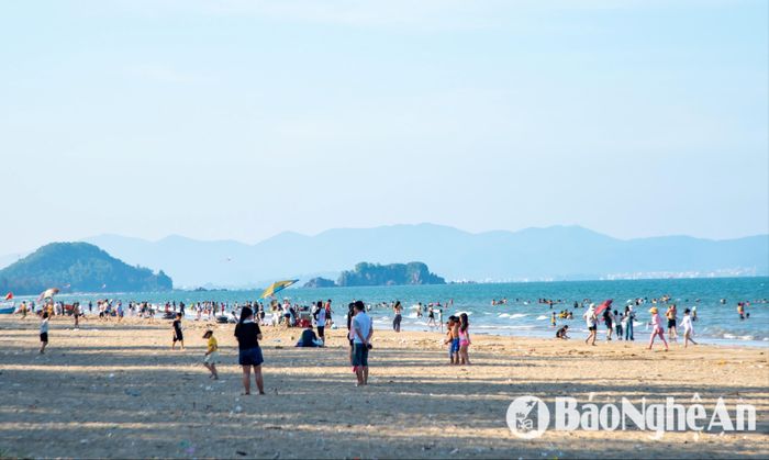 Biển Quỳnh Nghĩa (xã Phú Nghĩa, huyện Quỳnh Lưu) tấp nập du khách dịp nghỉ lễ. Ảnh: Minh Quân