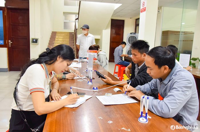 Người dân đến làm thủ tục hành chính tại Trung tâm Phục vụ hành chính công tỉnh: Ảnh: T.L