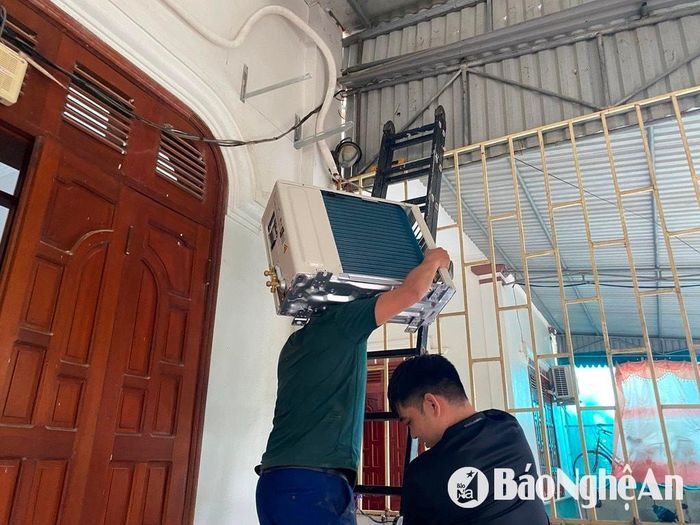Thợ lắp điều hòa xuyên trưa ở thành phố Vinh. Ảnh: Văn Trường
