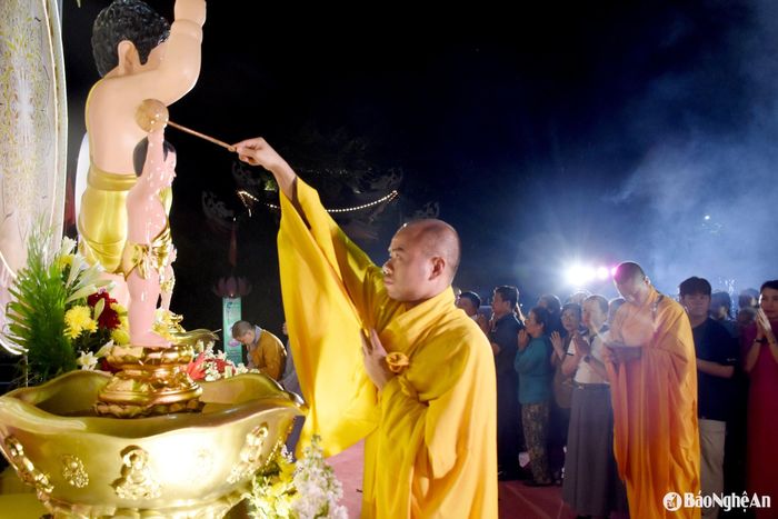Các vị đại đức cùng các tăng, ni, phật tử thực hiện nghi thức tắm Phật. Ảnh: Công Kiên