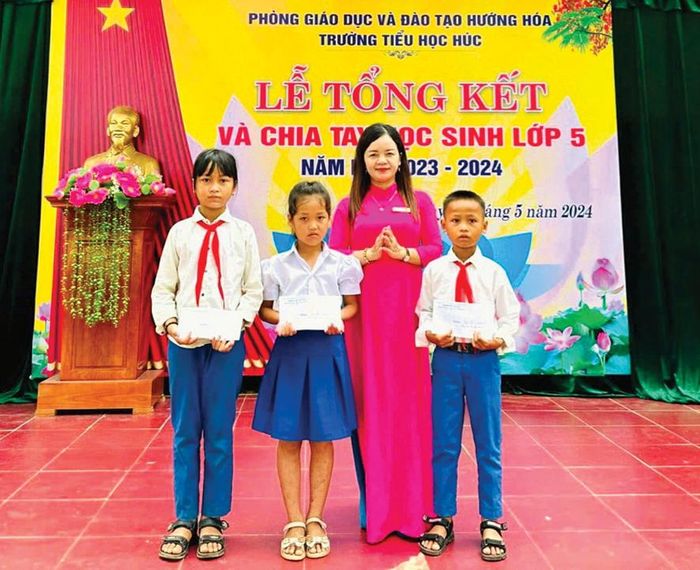 Cô giáo Lương Thị Kim Cương trao quà cho học sinh nghèo vượt khó của Trường Tiểu học Húc - Ảnh: K.S