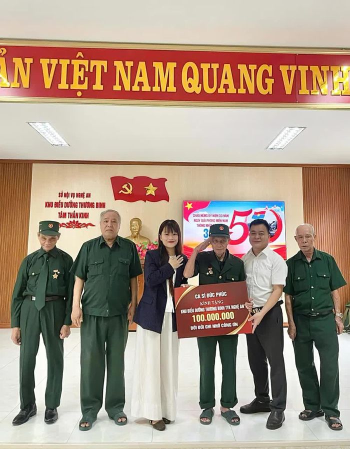 Đại diện người hâm mộ Đức Phúc cùng công ty quản lý đã trao tặng số tiền 100 triệu đồng đến Khu điều dưỡng thương binh tâm thần kinh tỉnh Nghệ An. Ảnh: FBNV