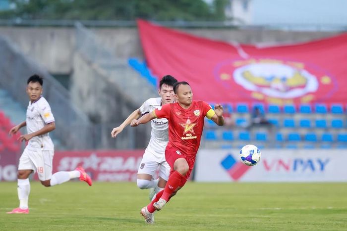 Ở tuổi U40 nhưng Trọng Hoàng vẫn chơi rất tốt ở V-League. Ảnh: Minh Hoàng