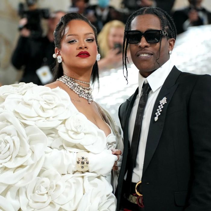 Cặp đôi Rihanna và A$AP Rocky tại Met Gala