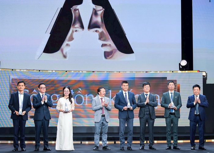 Ông Trần Việt Hưng, Phó Tổng biên tập Báo Thanh Niên (thứ 2 từ phải sang), nhận giải hạng mục "Giải ý tưởng phát triển bền vững" với dự án "Cùng con đi tiếp cuộc đời" tại Lễ trao giải Human Act Prize 2024.