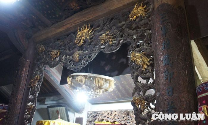 Trong đình có nhiều kết cấu được chạm thủng, chạm lộng hình rồng lá mang dấu ấn nghệ thuật thế kỷ XVII, XVIII.