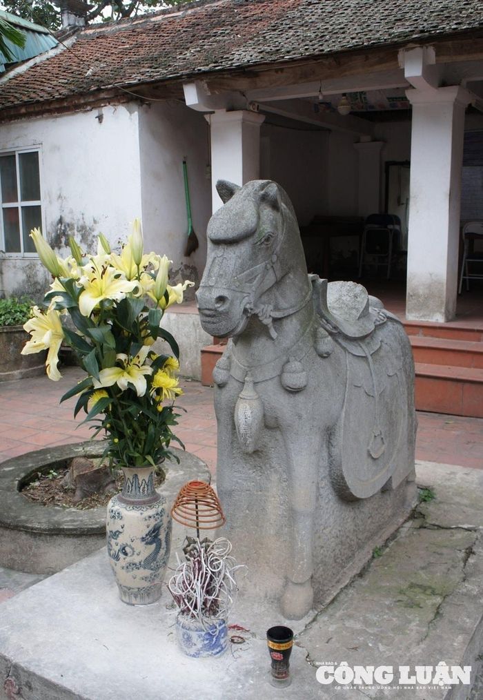 Tượng ngựa đá do danh nhân Ngô Thì Nhậm cung tiến