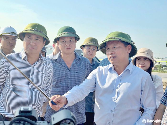 Đồng chí Hoàng Phú HIền - Phó Chủ tịch UBND tỉnh Nghệ An báo cáo với đoàn công tác Bộ Xây dựng về tình hình tiến độ thi công Dự án Cải tạo, mở rộng Quốc lộ 46. Ảnh tư liệu: Hoài Thu