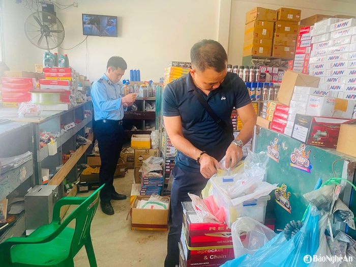Lực lượng chức năng kiểm tra tại cơ sở. Ảnh: CSCC