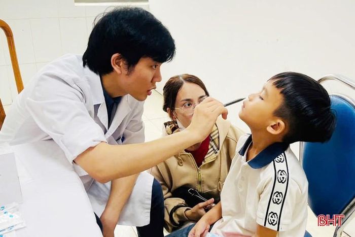  Khám các dị tật về môi, hở vòm miệng cho trẻ. 
