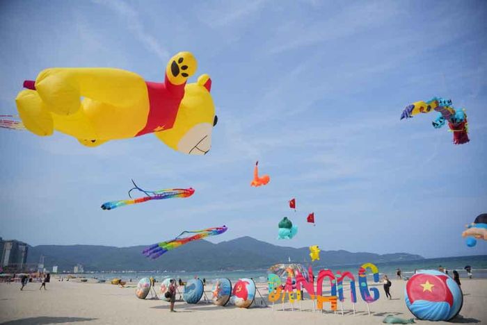 Thả diều nghệ thuật tại bãi biển Phạm Văn Đồng. Ảnh: NGỌC HÀ