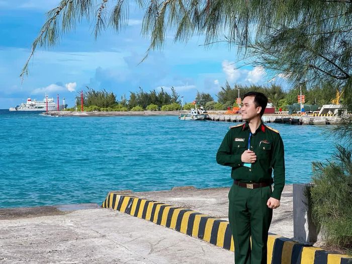 Nguyễn Tiến Đức, tác giả ca khúc "Tự hào lắm Việt Nam ơi!", trong chuyến đi thăm chiến sĩ và nhân dân huyện đảo Trường Sa tháng 5 năm 2024