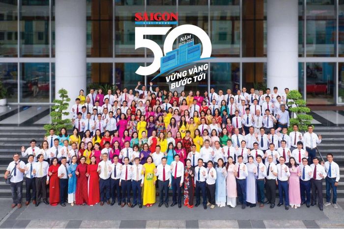  Đội ngũ những người làm báo Báo SGGP hôm nay Vững vàng bước tới. Ảnh: HOÀNG HÙNG - DŨNG PHƯƠNG 