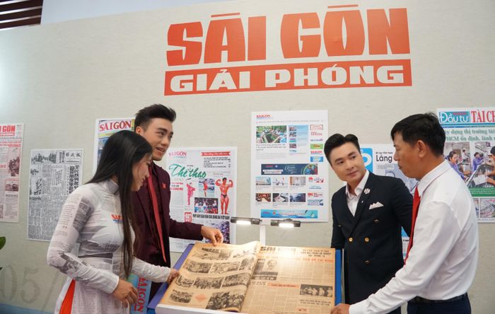  Phóng viên Báo SGGP và các đại biểu xem tư liệu Báo SGGP tại lễ kỷ niệm 